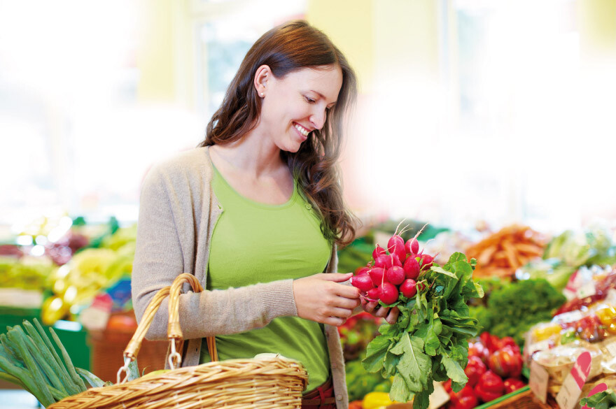 Frau kauft Gemüse und Obst - Einkaufsmarkt Fritzsche