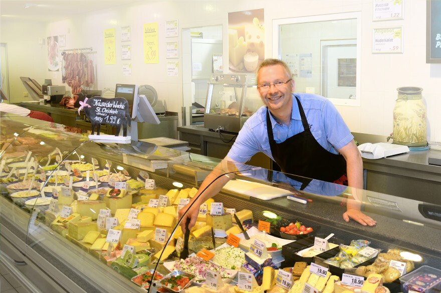 Herr Fritzsche an der Theke - Einkaufsmarkt Fritzsche